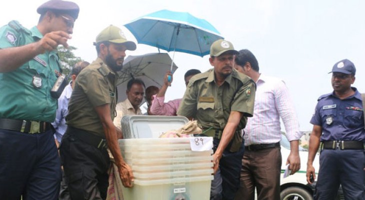 কেন্দ্রে পৌঁছাতে শুরু করেছে ব্যালট ও নির্বাচনী সরঞ্জাম