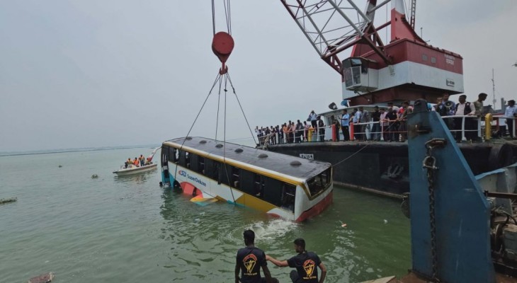 দৌলতদিয়ায় পদ্মা নদীতে পড়ে যাওয়া বাস উদ্ধার
